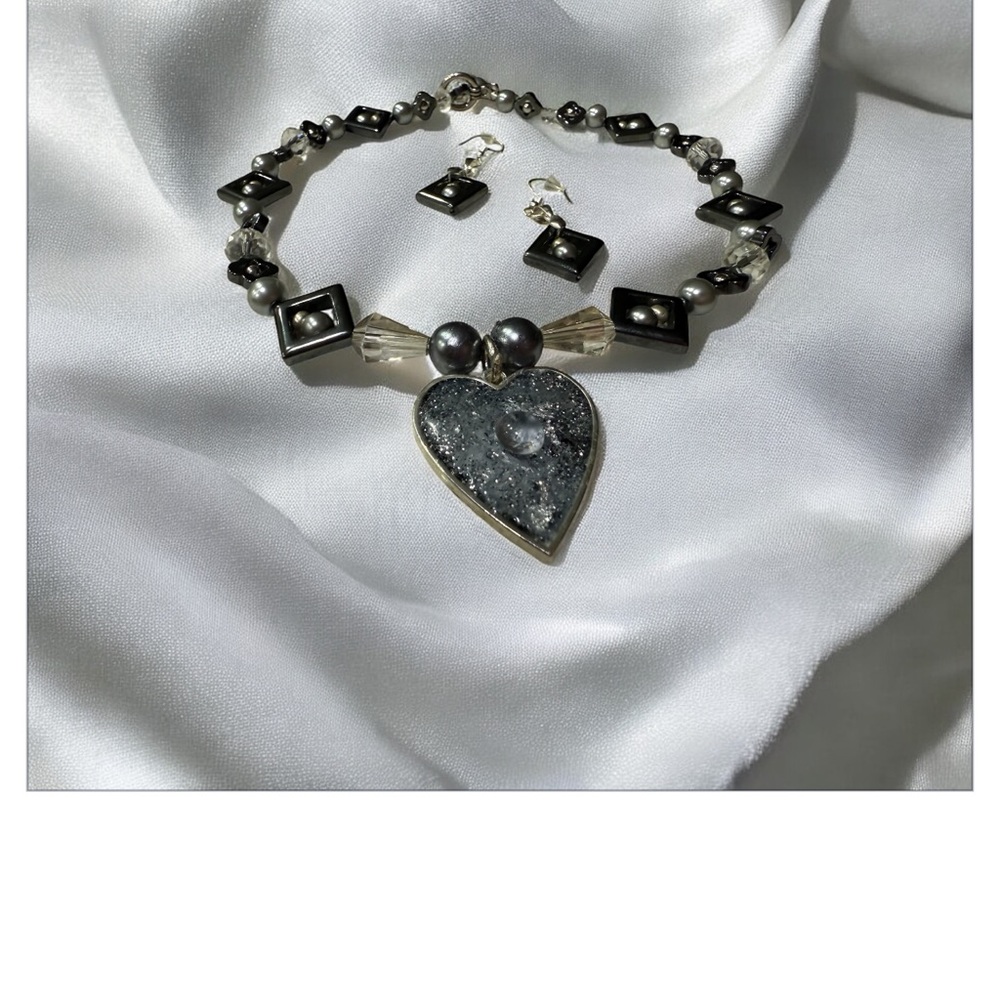 Pretty Metallic Heart Pendant Necklace and Earring Set